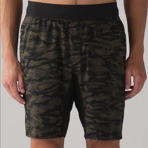 Men’s lululemon lined camo shorts XL 9”